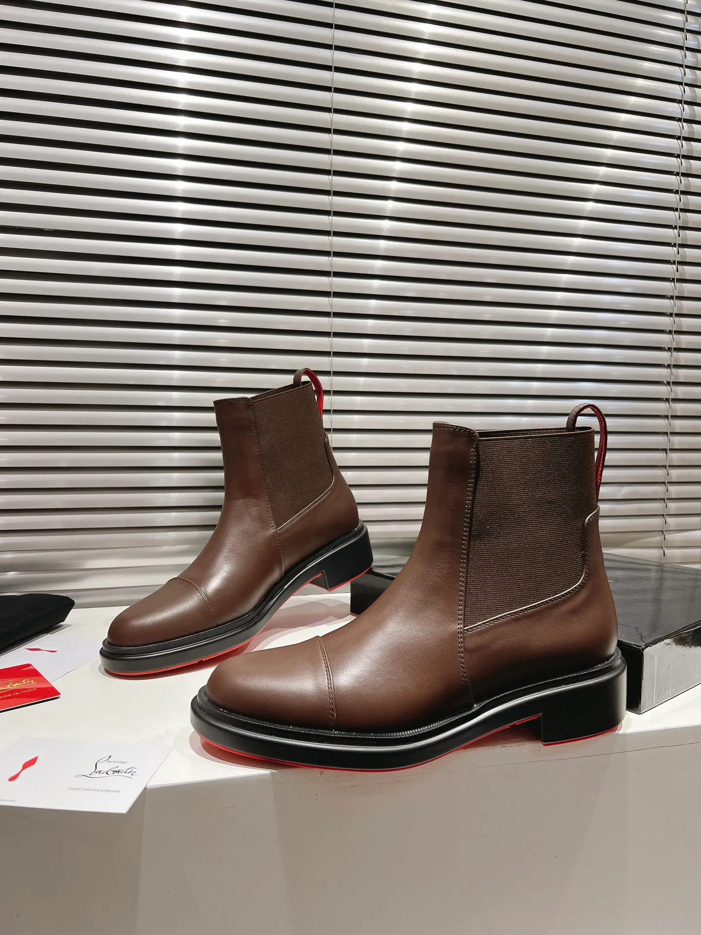 👟👟Ex-factory price 800👟👟 ╔Chelsea black nude boots╗ ·Top version customization·2024𝐬𝐬 Urbino Chelsea ankle boots are charming with smooth lines. The boots are made of black calfskin and feature a tonal rubber sole with the signature Maison Christian Louboutin Loubi red. This urban style features a heel tab and elastic side panels making it easy to put on 𝑪𝒉𝒓𝒊𝒔𝒕𝒊𝒂𝒏 𝑳𝒐𝒖𝒃𝒐𝒖𝒕𝒊𝒏 ▪️No matter the last shape, fabric, diamonds, nails, lining, outsole, they are all as close to ZP as possible... ▪️The original sole is specially provided by the original factory ▪️The lining is imported water-dyed cowhide ▪️Private customization time is about 3-7 days —————— Size: Men's 39M-47M